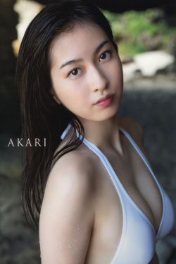 坐在剧烈抖动机器上打电话